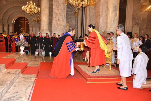 Hoàng hậu Thái Lan rạng rỡ đi dự sự kiện một mình và nhận bằng Tiến sĩ danh dự, vị thế ngày càng vững chắc-4