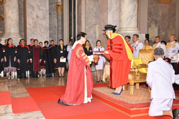 Hoàng hậu Thái Lan rạng rỡ đi dự sự kiện một mình và nhận bằng Tiến sĩ danh dự, vị thế ngày càng vững chắc-5
