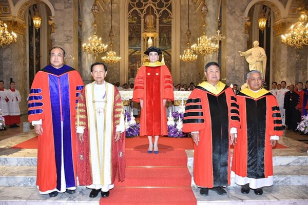 Hoàng hậu Thái Lan rạng rỡ đi dự sự kiện một mình và nhận bằng Tiến sĩ danh dự, vị thế ngày càng vững chắc-6