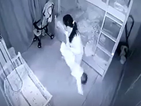 Lạnh người với lý do người giúp việc “cầm chân dốc ngược” bé gái 1 tuổi ở Nghệ An