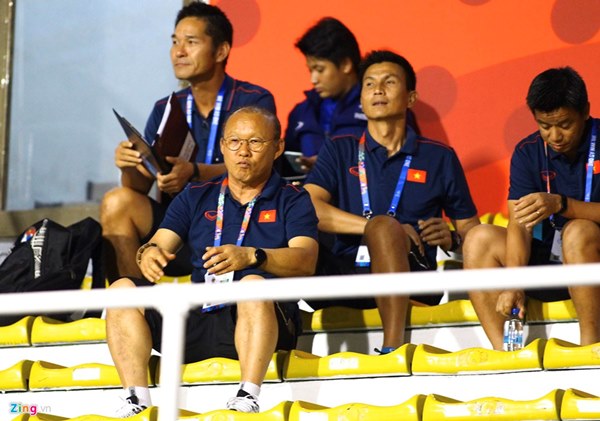 Thầy Park đến sân cổ vũ tuyển nữ Việt Nam gặp Thái Lan ở chung kết-1