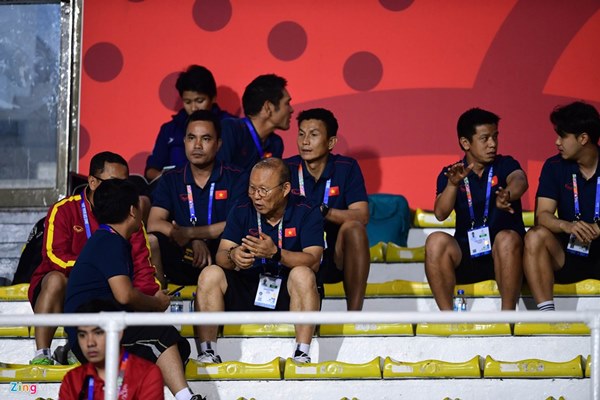 Thầy Park đến sân cổ vũ tuyển nữ Việt Nam gặp Thái Lan ở chung kết-2