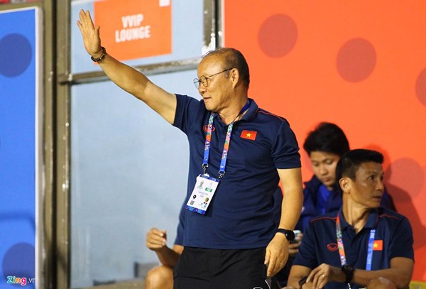 Thầy Park đến sân cổ vũ tuyển nữ Việt Nam gặp Thái Lan ở chung kết-3