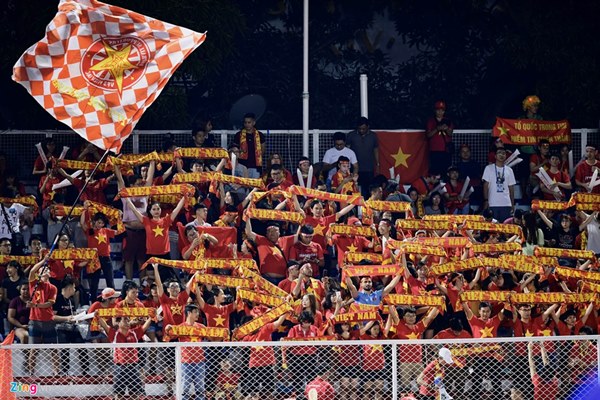 Thầy Park đến sân cổ vũ tuyển nữ Việt Nam gặp Thái Lan ở chung kết-5