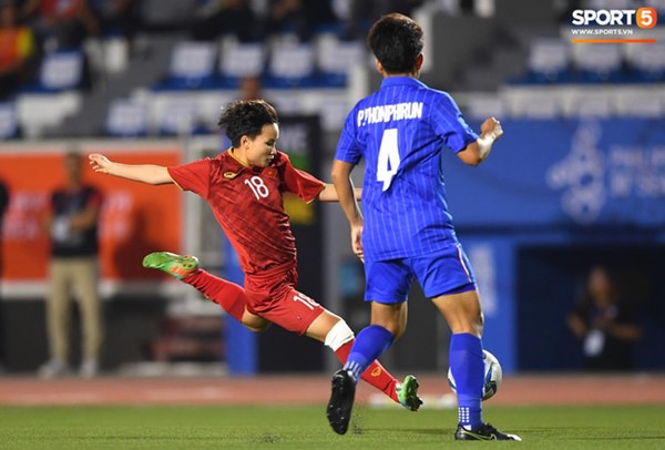 Fan xót xa hình ảnh tuyển thủ nữ Việt Nam rách đùi, băng gối vẫn lăn xả tranh bóng: Dù sao đấy cũng là một cô gái thôi mà-1