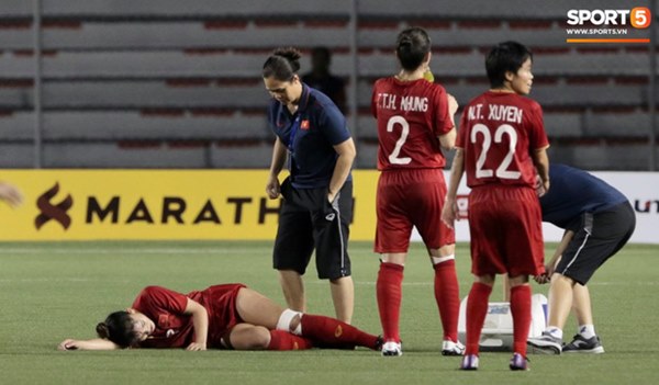 Fan xót xa hình ảnh tuyển thủ nữ Việt Nam rách đùi, băng gối vẫn lăn xả tranh bóng: Dù sao đấy cũng là một cô gái thôi mà-2