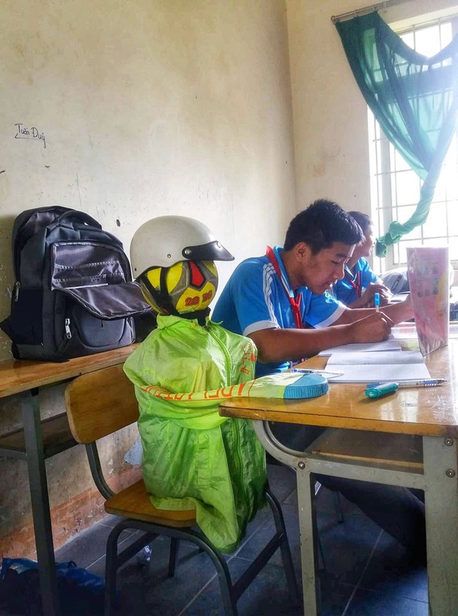 Khi ai cũng có bạn cùng bàn còn mình phải ngồi riêng 1 góc, nam sinh nghĩ ra cách siêu lầy để vơi bớt cô đơn-1