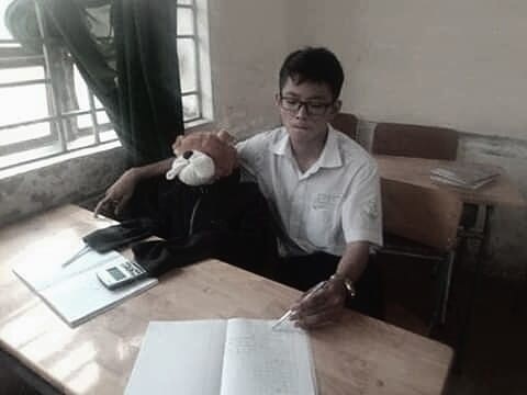 Khi ai cũng có bạn cùng bàn còn mình phải ngồi riêng 1 góc, nam sinh nghĩ ra cách siêu lầy để vơi bớt cô đơn-2