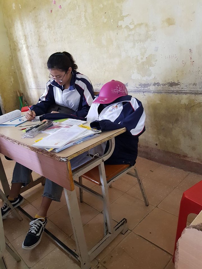 Khi ai cũng có bạn cùng bàn còn mình phải ngồi riêng 1 góc, nam sinh nghĩ ra cách siêu lầy để vơi bớt cô đơn-3
