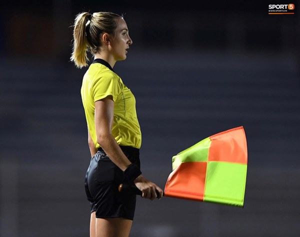 Nữ trọng tài biên xinh đẹp mỉm cười ẩn ý sau khi tước bàn thắng của tuyển nữ Thái Lan vào lưới tuyển nữ Việt Nam-3