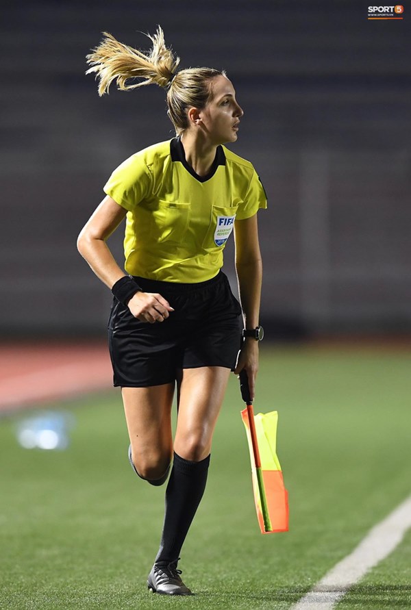 Nữ trọng tài biên xinh đẹp mỉm cười ẩn ý sau khi tước bàn thắng của tuyển nữ Thái Lan vào lưới tuyển nữ Việt Nam-7