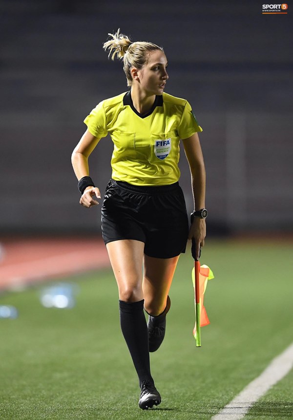 Nữ trọng tài biên xinh đẹp mỉm cười ẩn ý sau khi tước bàn thắng của tuyển nữ Thái Lan vào lưới tuyển nữ Việt Nam-8