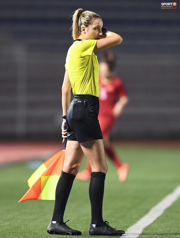 Nữ trọng tài biên xinh đẹp mỉm cười ẩn ý sau khi tước bàn thắng của tuyển nữ Thái Lan vào lưới tuyển nữ Việt Nam-9