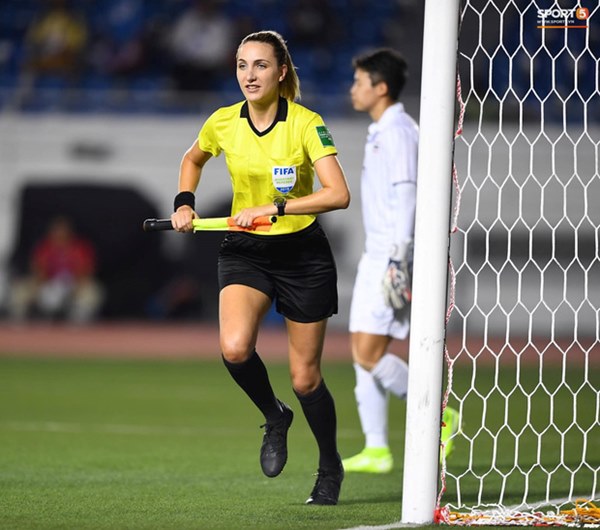 Nữ trọng tài biên xinh đẹp mỉm cười ẩn ý sau khi tước bàn thắng của tuyển nữ Thái Lan vào lưới tuyển nữ Việt Nam-10