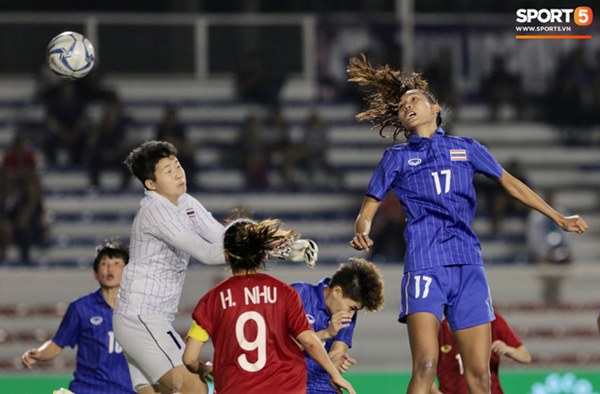Em gái ngôi sao tuyển Thái Lan đánh đầu kiến tạo như Văn Hậu cho nữ cầu thủ Việt Nam đánh đầu tung lưới đội nhà-1