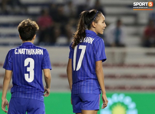 Em gái ngôi sao tuyển Thái Lan đánh đầu kiến tạo như Văn Hậu cho nữ cầu thủ Việt Nam đánh đầu tung lưới đội nhà-2