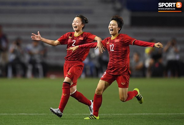 Em gái ngôi sao tuyển Thái Lan đánh đầu kiến tạo như Văn Hậu cho nữ cầu thủ Việt Nam đánh đầu tung lưới đội nhà-3