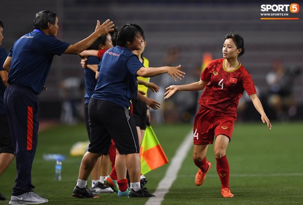 Em gái ngôi sao tuyển Thái Lan đánh đầu kiến tạo như Văn Hậu cho nữ cầu thủ Việt Nam đánh đầu tung lưới đội nhà-4