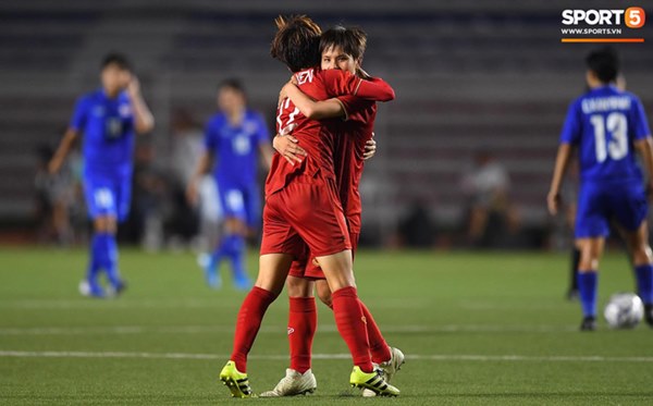 Em gái ngôi sao tuyển Thái Lan đánh đầu kiến tạo như Văn Hậu cho nữ cầu thủ Việt Nam đánh đầu tung lưới đội nhà-6