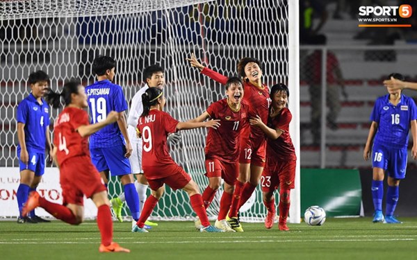 Em gái ngôi sao tuyển Thái Lan đánh đầu kiến tạo như Văn Hậu cho nữ cầu thủ Việt Nam đánh đầu tung lưới đội nhà-7