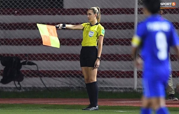 Dân mạng thương nhớ, truy lùng info nữ trọng tài biên Australia bắt trận chung kết nữ Việt Nam - Thái Lan: Đã xinh lại còn tinh mắt-1