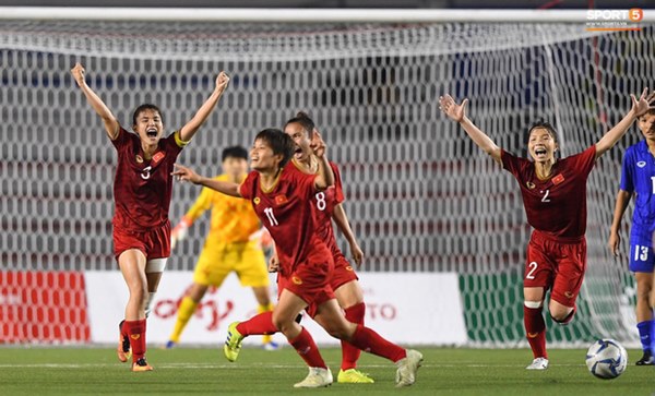 Thủ tướng Nguyễn Xuân Phúc gọi điện biểu dương các cầu thủ nữ Việt Nam giành HCV SEA Games-1