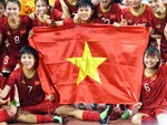 Xót xa đội trưởng tuyển nữ Việt Nam gục ngã đau đớn, phải nhờ bác sĩ cõng ra khỏi sân khi đồng đội ăn mừng huy chương vàng SEA Games-15