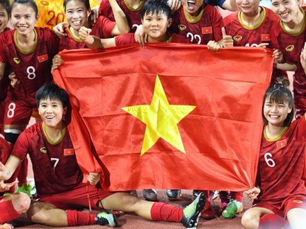 Tuyển nữ Việt Nam ăn mừng đầy cảm xúc sau khi đánh bại Thái Lan, khẳng định vị thế số 1 Đông Nam Á