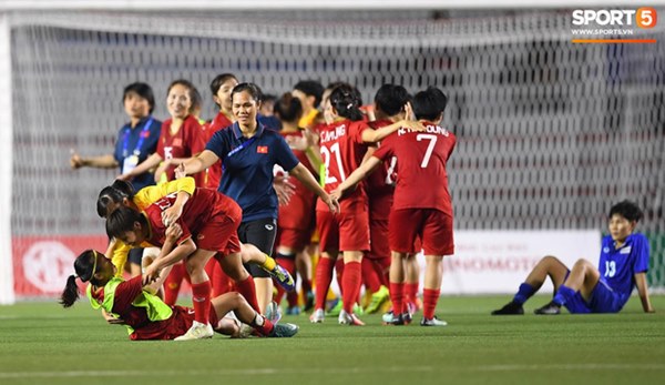 Xót xa đội trưởng tuyển nữ Việt Nam gục ngã đau đớn, phải nhờ bác sĩ cõng ra khỏi sân khi đồng đội ăn mừng huy chương vàng SEA Games-2