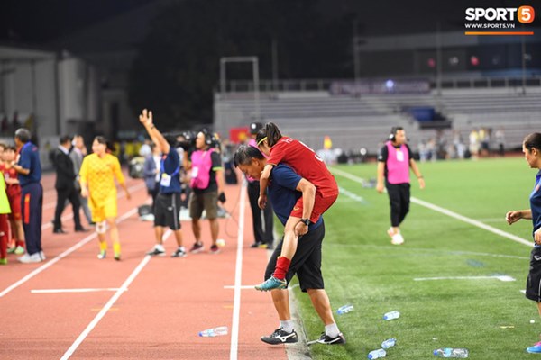 Xót xa đội trưởng tuyển nữ Việt Nam gục ngã đau đớn, phải nhờ bác sĩ cõng ra khỏi sân khi đồng đội ăn mừng huy chương vàng SEA Games-3