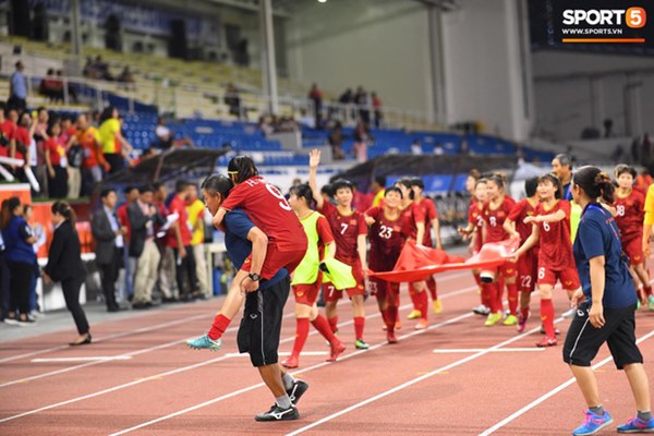 Xót xa đội trưởng tuyển nữ Việt Nam gục ngã đau đớn, phải nhờ bác sĩ cõng ra khỏi sân khi đồng đội ăn mừng huy chương vàng SEA Games-4