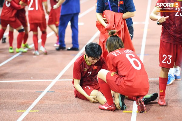 Xót xa đội trưởng tuyển nữ Việt Nam gục ngã đau đớn, phải nhờ bác sĩ cõng ra khỏi sân khi đồng đội ăn mừng huy chương vàng SEA Games-5