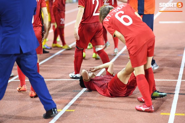 Xót xa đội trưởng tuyển nữ Việt Nam gục ngã đau đớn, phải nhờ bác sĩ cõng ra khỏi sân khi đồng đội ăn mừng huy chương vàng SEA Games-6