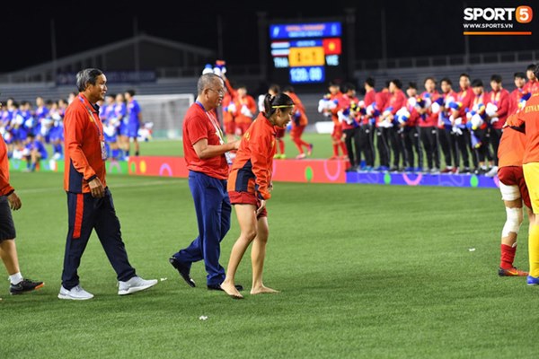 Xót xa đội trưởng tuyển nữ Việt Nam gục ngã đau đớn, phải nhờ bác sĩ cõng ra khỏi sân khi đồng đội ăn mừng huy chương vàng SEA Games-7