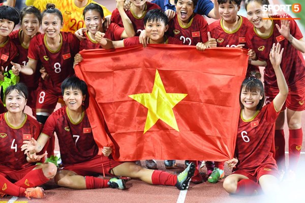 Xót xa đội trưởng tuyển nữ Việt Nam gục ngã đau đớn, phải nhờ bác sĩ cõng ra khỏi sân khi đồng đội ăn mừng huy chương vàng SEA Games-8