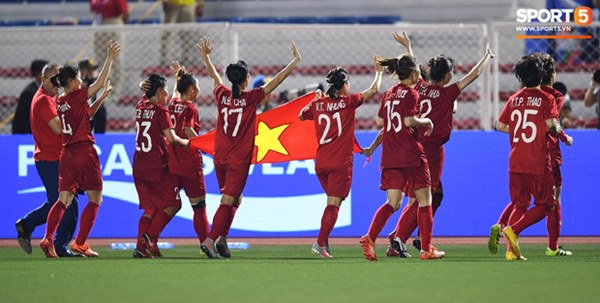 Xót xa đội trưởng tuyển nữ Việt Nam gục ngã đau đớn, phải nhờ bác sĩ cõng ra khỏi sân khi đồng đội ăn mừng huy chương vàng SEA Games-9