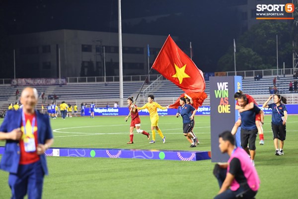 Xót xa đội trưởng tuyển nữ Việt Nam gục ngã đau đớn, phải nhờ bác sĩ cõng ra khỏi sân khi đồng đội ăn mừng huy chương vàng SEA Games-10