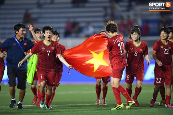 Xót xa đội trưởng tuyển nữ Việt Nam gục ngã đau đớn, phải nhờ bác sĩ cõng ra khỏi sân khi đồng đội ăn mừng huy chương vàng SEA Games-11
