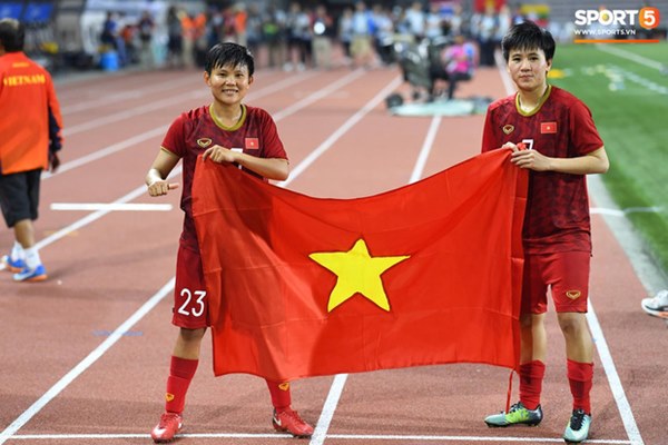 Xót xa đội trưởng tuyển nữ Việt Nam gục ngã đau đớn, phải nhờ bác sĩ cõng ra khỏi sân khi đồng đội ăn mừng huy chương vàng SEA Games-12
