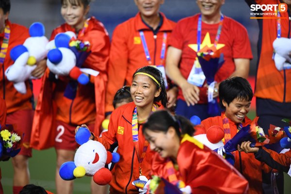 Xót xa đội trưởng tuyển nữ Việt Nam gục ngã đau đớn, phải nhờ bác sĩ cõng ra khỏi sân khi đồng đội ăn mừng huy chương vàng SEA Games-13