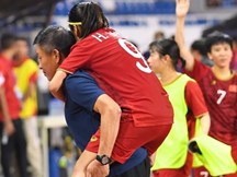 Xót xa đội trưởng tuyển nữ Việt Nam gục ngã đau đớn, phải nhờ bác sĩ cõng ra khỏi sân khi đồng đội ăn mừng huy chương vàng SEA Games