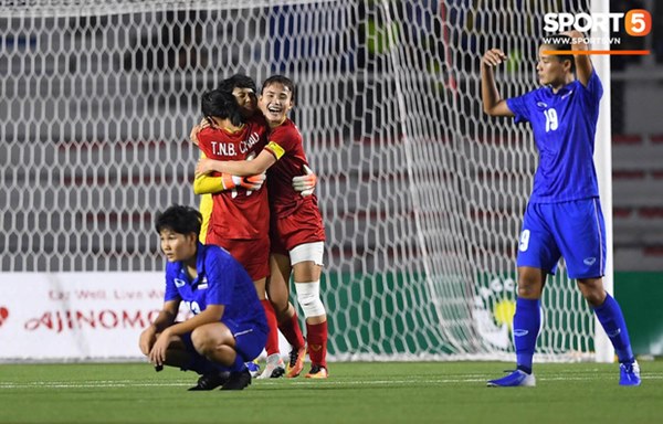 Bất lực trước ý chí kiên cường của các nữ chiến binh Việt Nam, tuyển nữ Thái Lan gục xuống sân cay đắng ngấn lệ-1