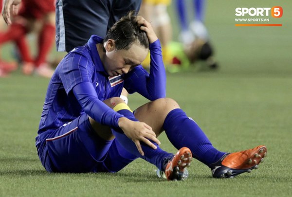 Bất lực trước ý chí kiên cường của các nữ chiến binh Việt Nam, tuyển nữ Thái Lan gục xuống sân cay đắng ngấn lệ-2