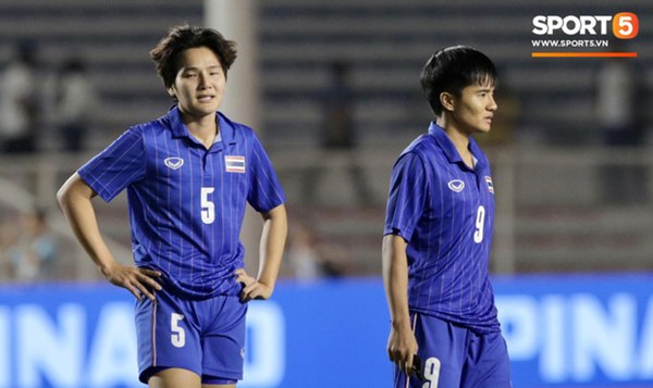 Bất lực trước ý chí kiên cường của các nữ chiến binh Việt Nam, tuyển nữ Thái Lan gục xuống sân cay đắng ngấn lệ-3