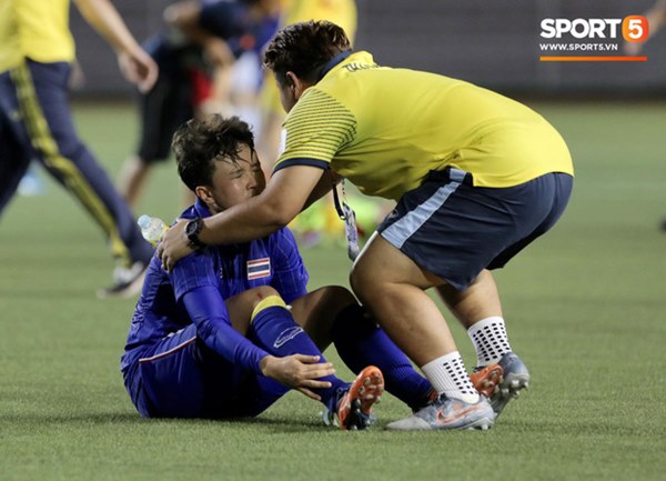 Bất lực trước ý chí kiên cường của các nữ chiến binh Việt Nam, tuyển nữ Thái Lan gục xuống sân cay đắng ngấn lệ-4
