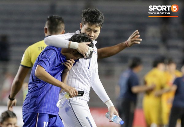 Bất lực trước ý chí kiên cường của các nữ chiến binh Việt Nam, tuyển nữ Thái Lan gục xuống sân cay đắng ngấn lệ-6