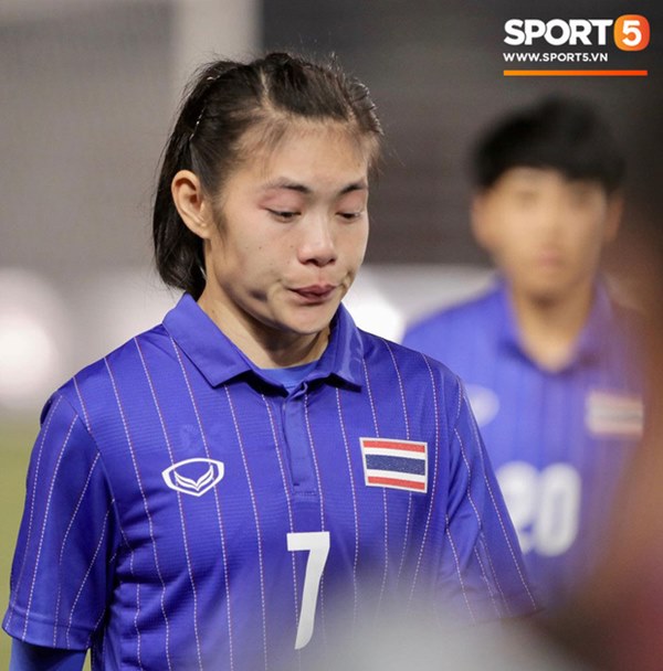 Bất lực trước ý chí kiên cường của các nữ chiến binh Việt Nam, tuyển nữ Thái Lan gục xuống sân cay đắng ngấn lệ-7