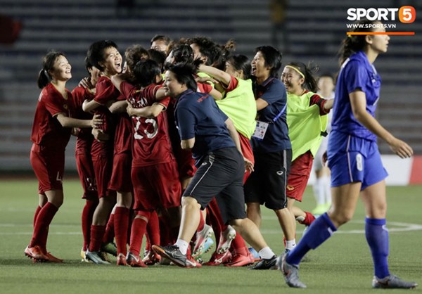 Bất lực trước ý chí kiên cường của các nữ chiến binh Việt Nam, tuyển nữ Thái Lan gục xuống sân cay đắng ngấn lệ-8