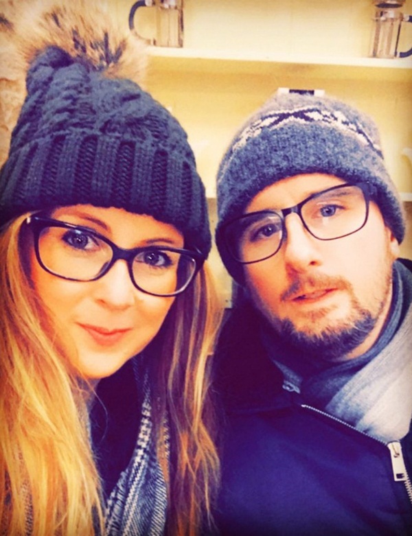 Đi khám phá lâu đài cổ, cặp đôi hoảng hồn khi phát hiện ra một chi tiết kỳ dị trong bức ảnh chụp trên bậc cầu thang-1