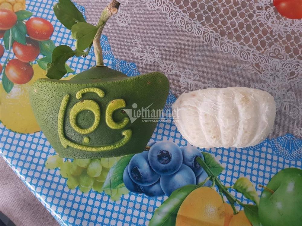 Quả bưởi kỳ lạ hình thoi vàng nổi chữ thư pháp gây sốt khắp miền-4